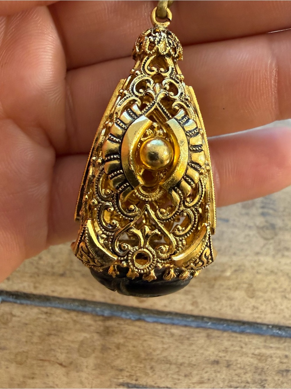 Gold Tone Vintage Filigree Drop Pendant with Black Stone - Women Jewelry - Picture 5 of 7